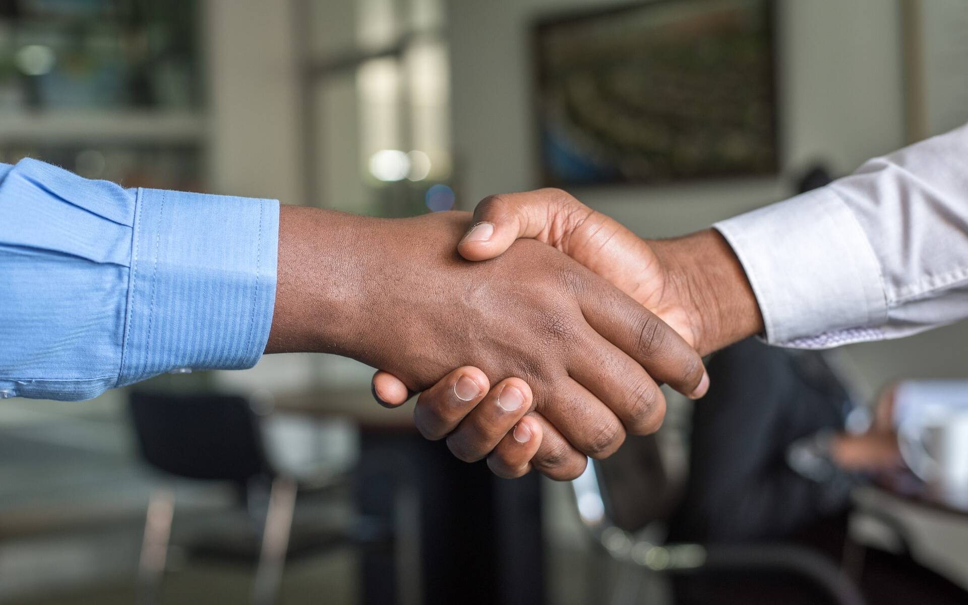 hand shake, recruitment, how can HR software help